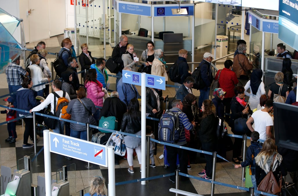 Aéroports, contrôle, sécurité, passeport, passagers, fluidité,