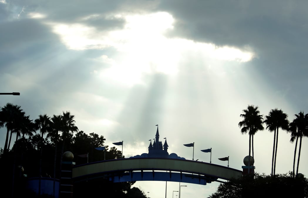 Reouverture du parc disney world malgre une flambee de l'epidemie
