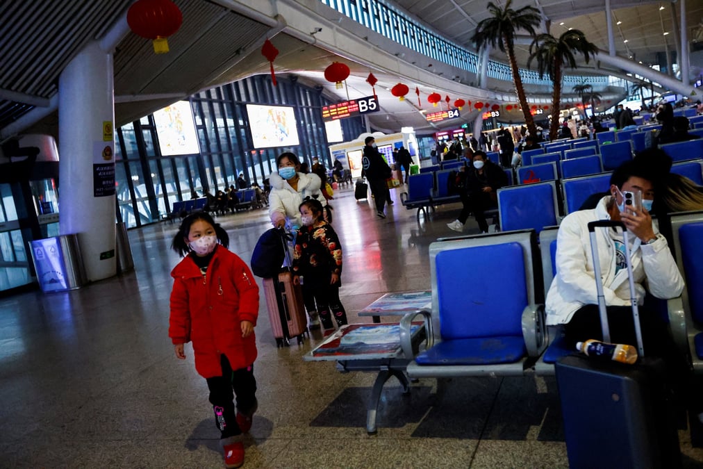 Photo d'un enfant qui marche dans une gare a wuhan