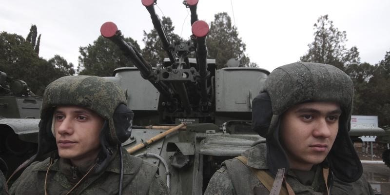 Six cents soldats russes engages dans des manoeuvres en crimee