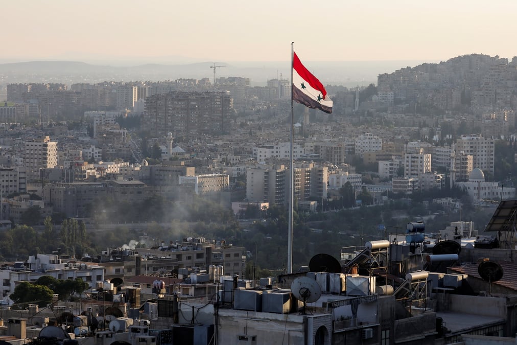 Un drapeau syrien flotte dans le centre de damas
