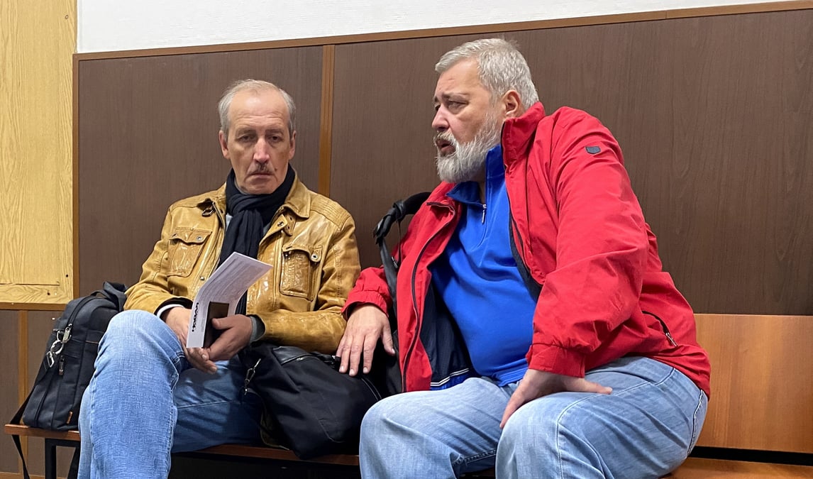 Le redacteur en chef de novaya gazeta, dimitri muratov, et le redacteur en chef adjoint, serguei sokolov, au tribunal a moscou