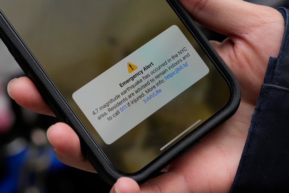 Une personne montre une alerte sur son telephone apres un tremblement de terre qui a secoue la ville de new york