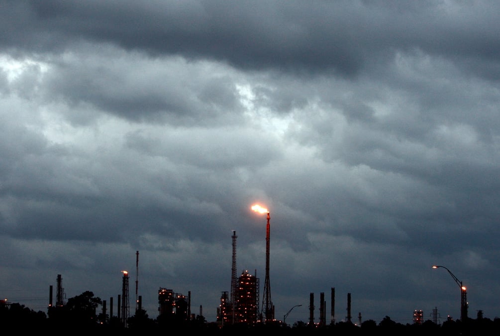 Des nuages sombres au-dessus d'une raffinerie pres de houston, au texas
