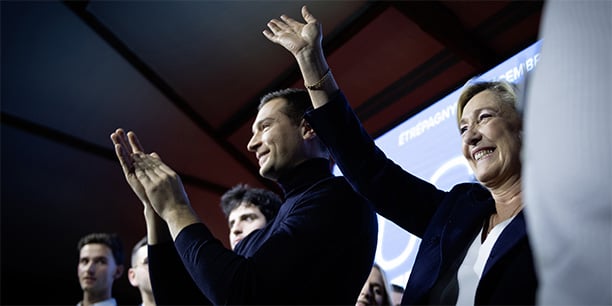 Le président du parti Jordan Bardella et Marine Le Pen, la cheffe de file du groupe RN à l'Assemblée, ensemble sur la scène lors d'un meeting à Étrépagny dans l'Eure, le 15 décembre 2024.