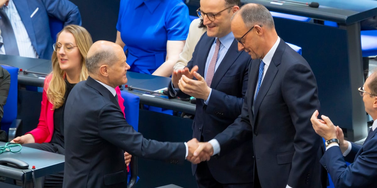 Le chancelier sortant Olaf Scholz a félicité le nouveau chancelier Friedrich Merz après son élection au Bundestag, le 6 mai à Berlin.