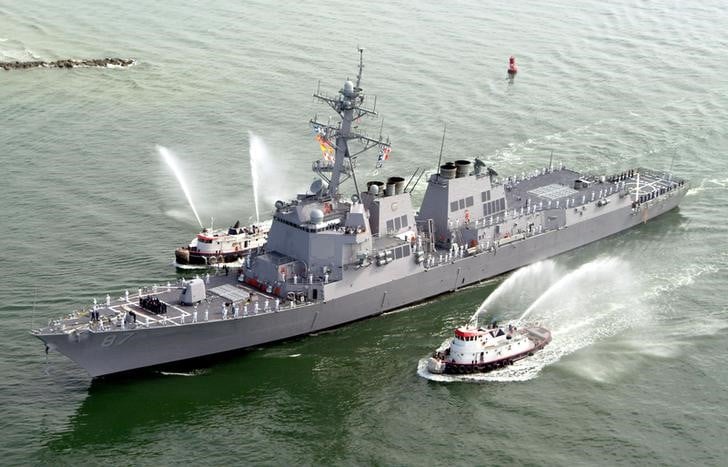 Un destroyer americain vise par une attaque au missile