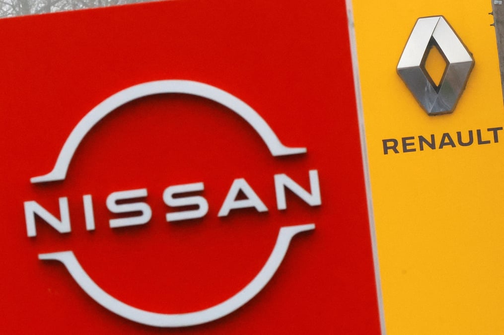 Logos des constructeurs automobiles nissan et renault a etampes