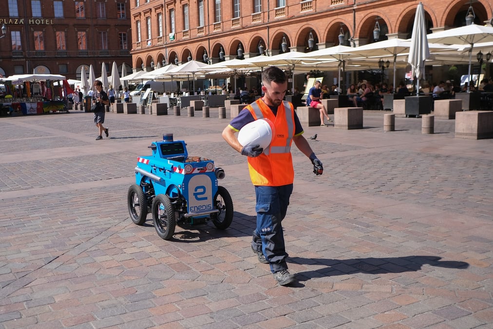 Sidene suit à la trace son opérateur "tuteur" dans les rues de Toulouse.