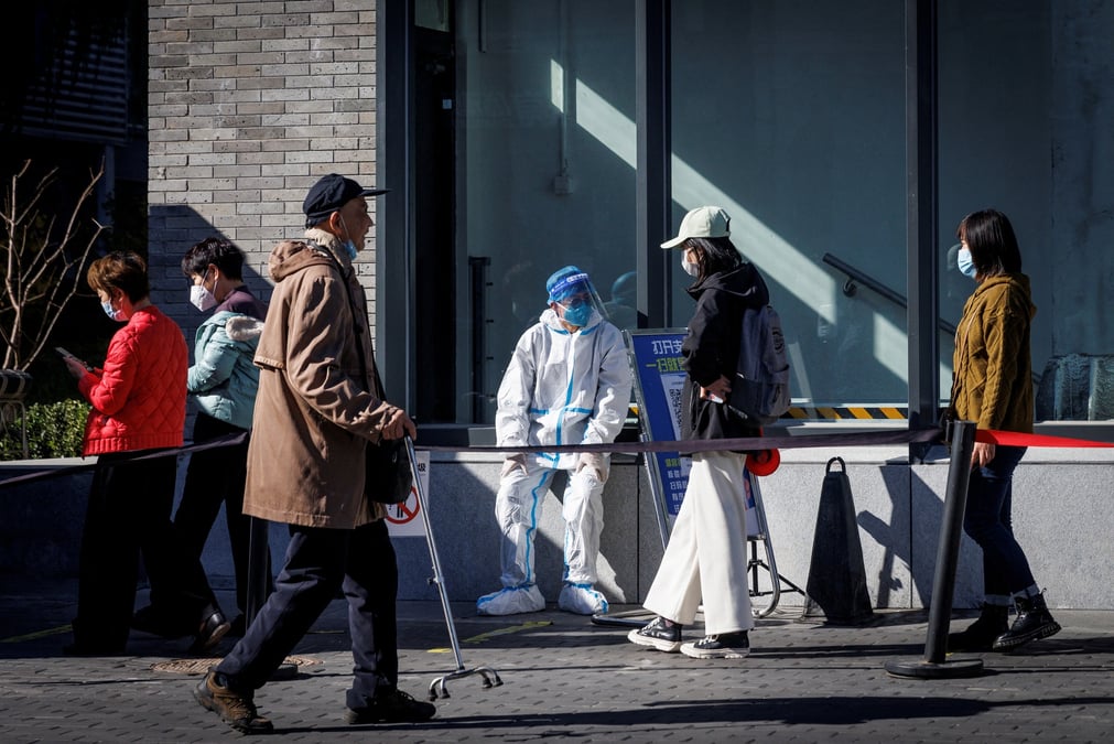 Un agent de sante pres d'une cabine de test a pekin