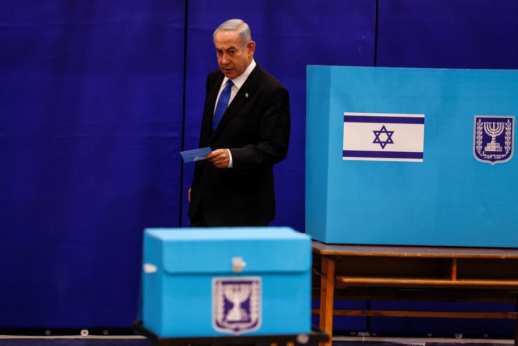 Benjamin netanyahu depose son bulletin de vote le jour des elections generales en israel