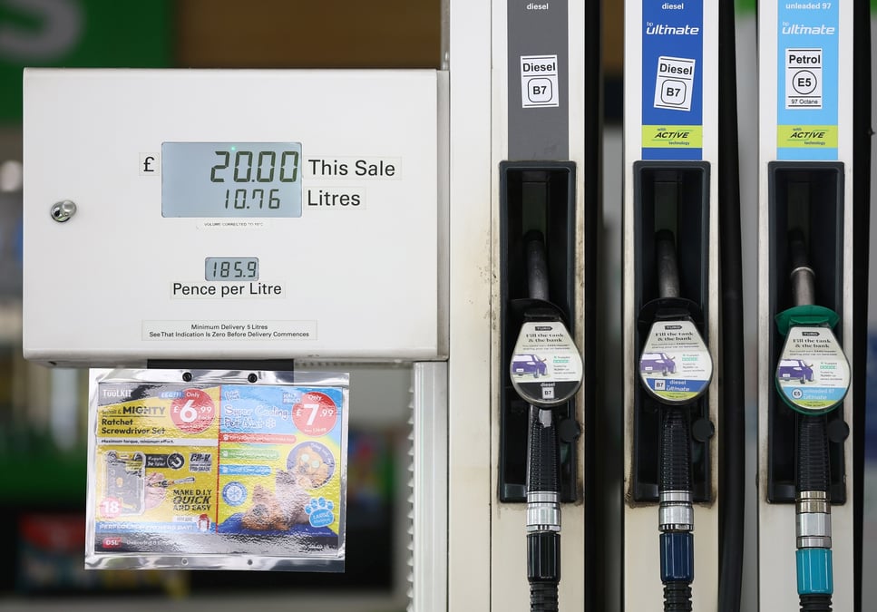 Les prix de l'essence affichee dans une station-service du centre de londres