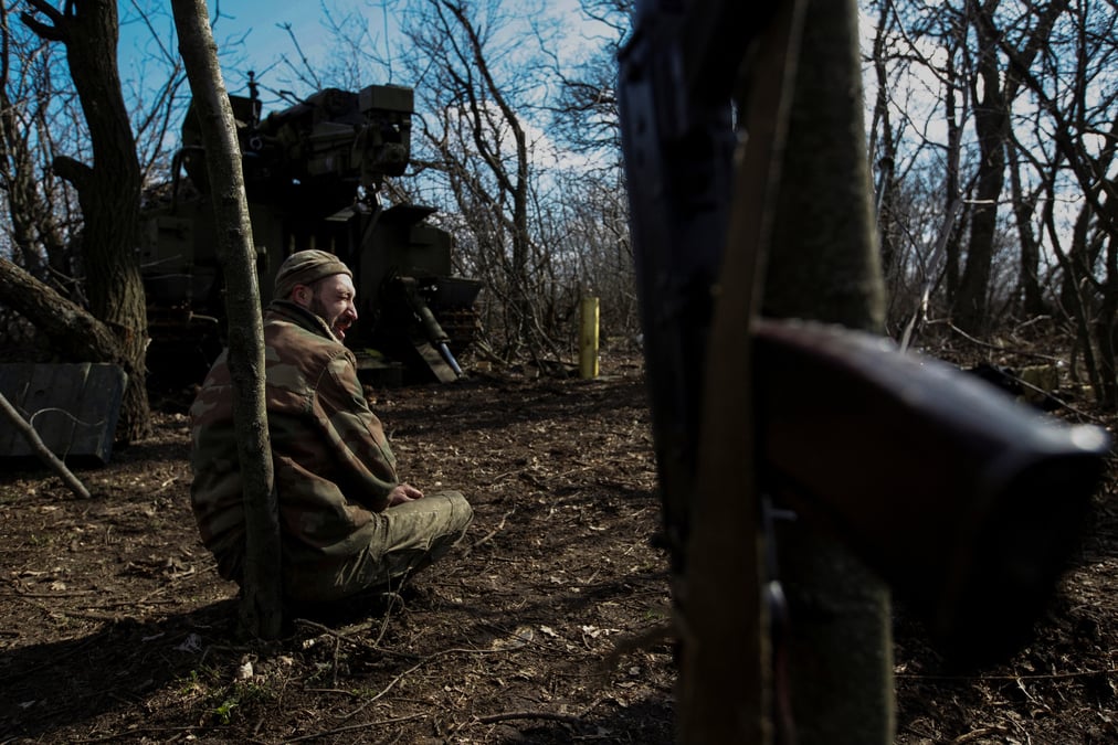 Un militaire ukrainien est assis pres d'un obusier 2s5 giatsint-s a la peripherie de la ville de bakhmout