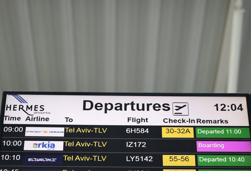 Un tableau des departs annoncant les vols pour tel aviv, israel, est vu a l'aeroport international de larnaca, a larnaca
