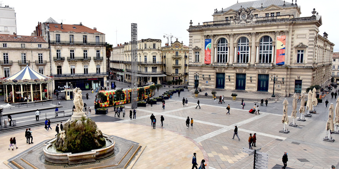 La ville de Montpellier veut réguler les locations touristiques de type Airbnb qui foisonnent, en particulier dans son centre ancien autour de la place de la Comédie (photo).