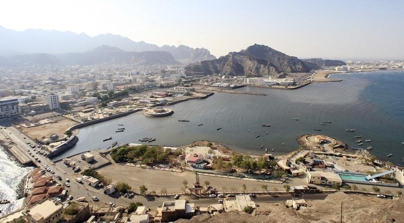 Des miliciens yemenites reprennent le port d'aden aux houthis