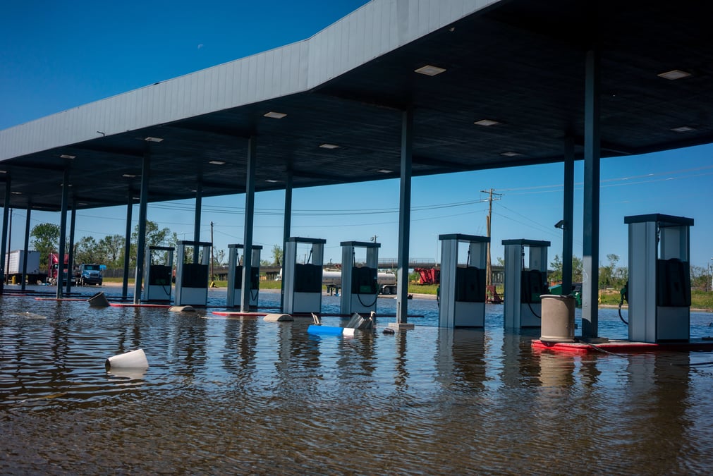 Ouragan delta: les petroliers us reprennent leurs production