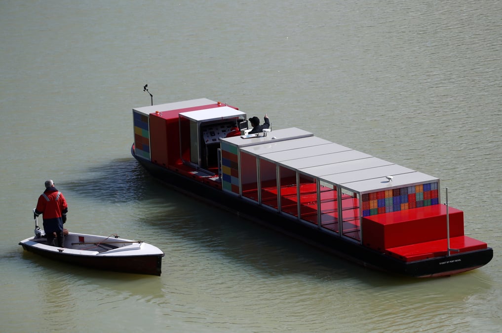Sur un lac des alpes, les marins apprennent a ne pas s'echouer dans le canal de suez