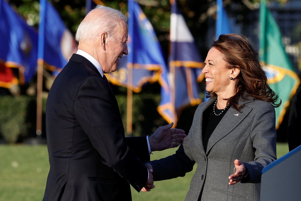 Biden va transferer ses pouvoirs a harris le temps d'une coloscopie vendredi