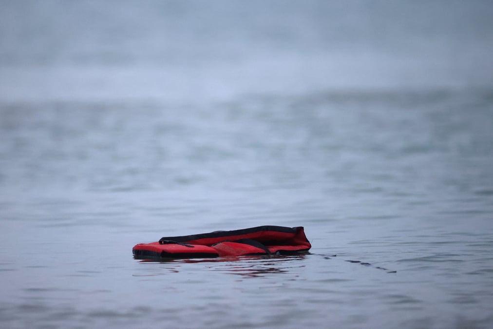 Migrants noyes dans la manche: une ong porte plainte contre paris et londres