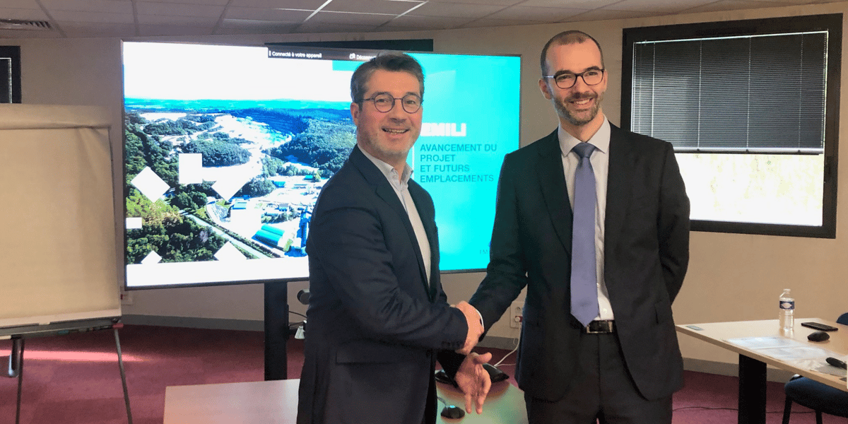 Le maire de Montluçon, également président de Montluçon Communauté, Frédéric Laporte, se félicite de l'installation prochaine d'un usine de conversion de lithium dans l'agglomération. Ici avec Alan Parte (à droite), vice-président en charge des projets lithium chez Imerys.