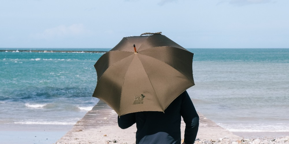 Le fabricant du célèbre Parapluie de Cherbourg a conçu un modèle aux couleurs du 80ème anniversaire du débarquement.