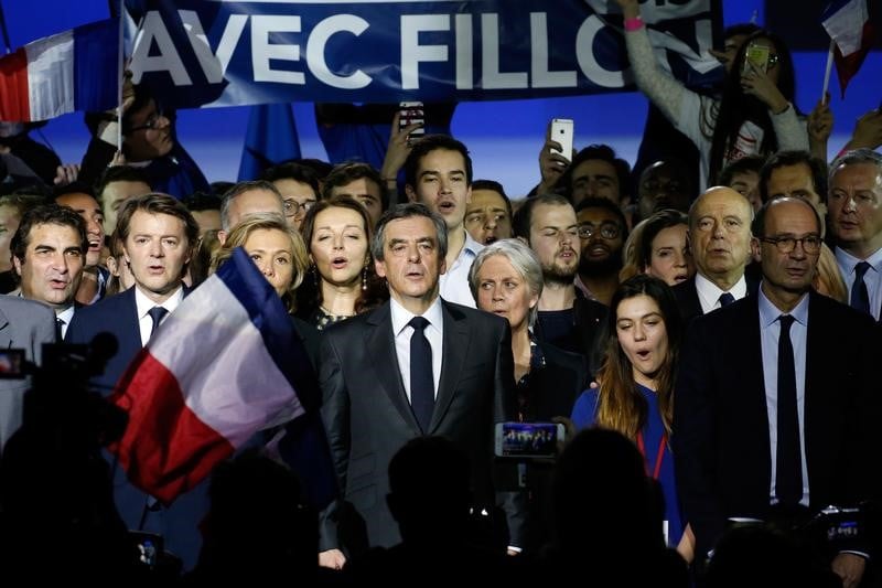 Le camp fillon joue l'unite dans l'adversite