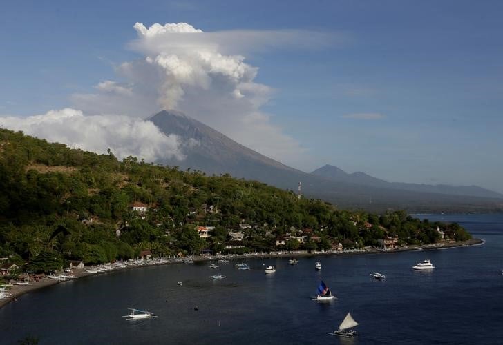 Indonesie: le volcan agung crache de nouveau cendres et lave a bali