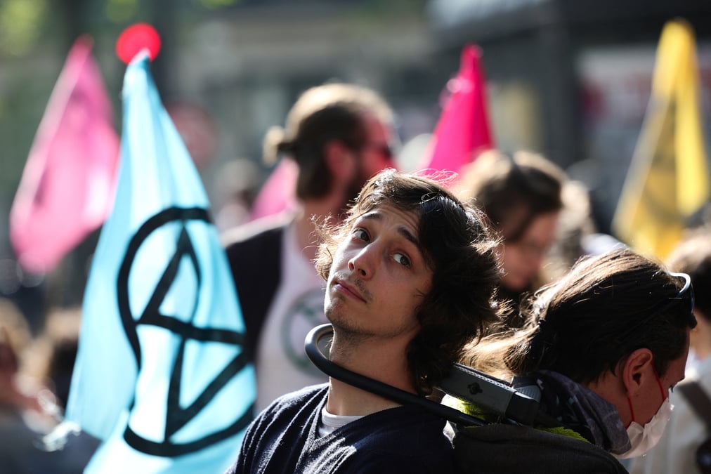 France 2022: des militants ecologistes bloquent un boulevard parisien