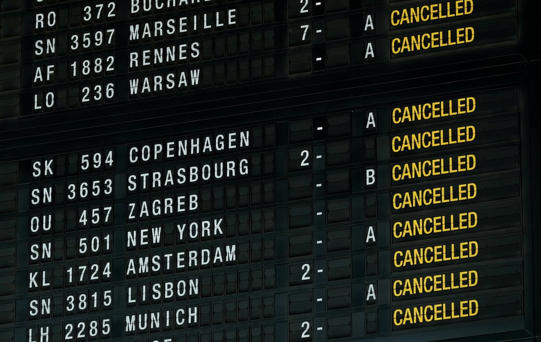 Un panneau d'information sur les vols affiche les vols annules pendant une greve a l'aeroport international de zaventem, pres de bruxelles