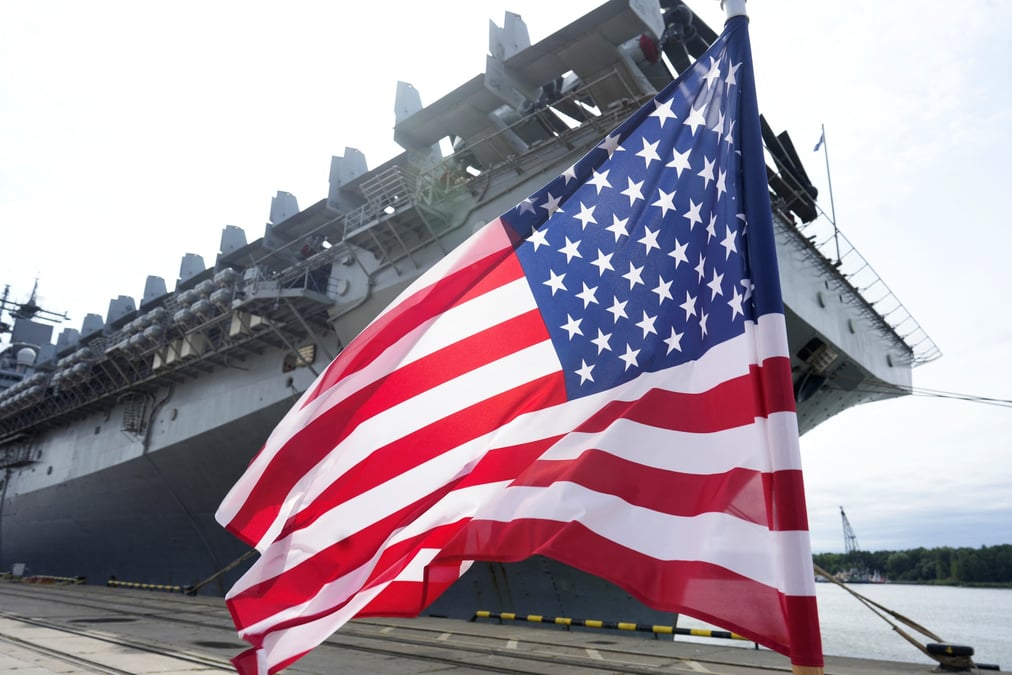 Le navire d'assaut amphibie uss kearsarge de classe wasp de la marine americaine dans le port de klaipeda