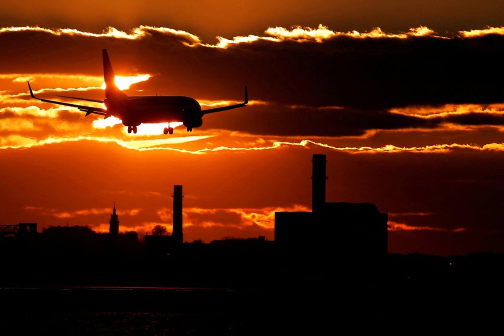 Un avion atterit a l'aeroport logan international de boston