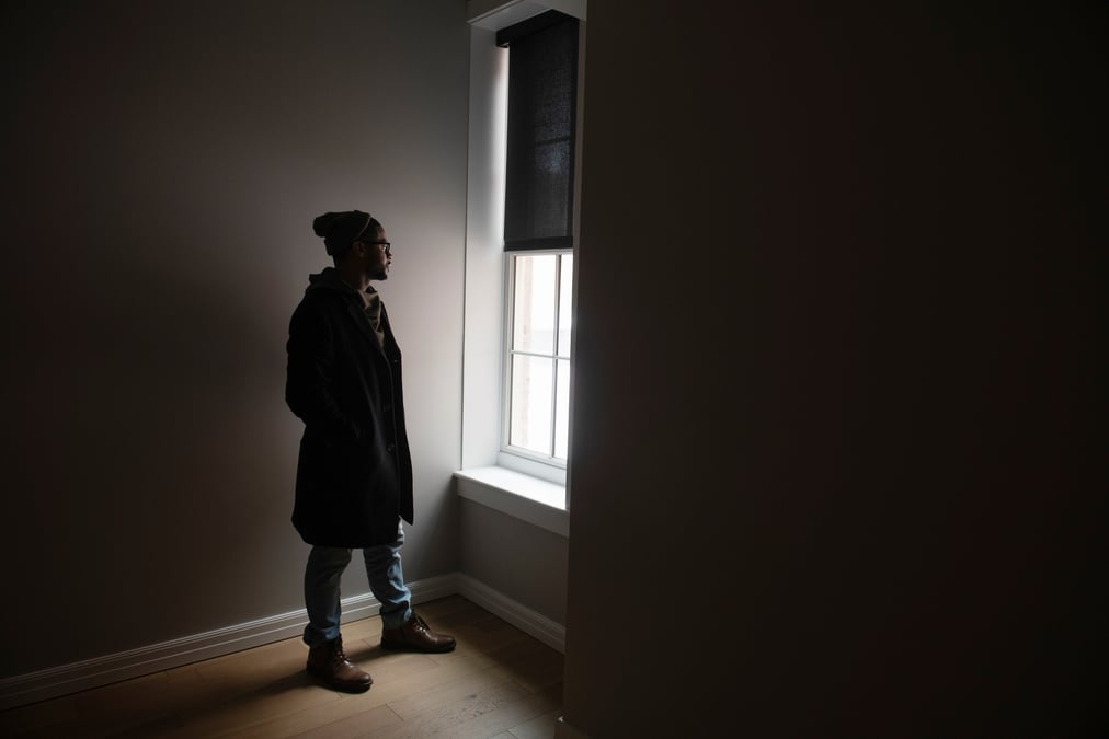 Un homme dans un nouvel appartement a erie, en pennsylvanie, etats-unis