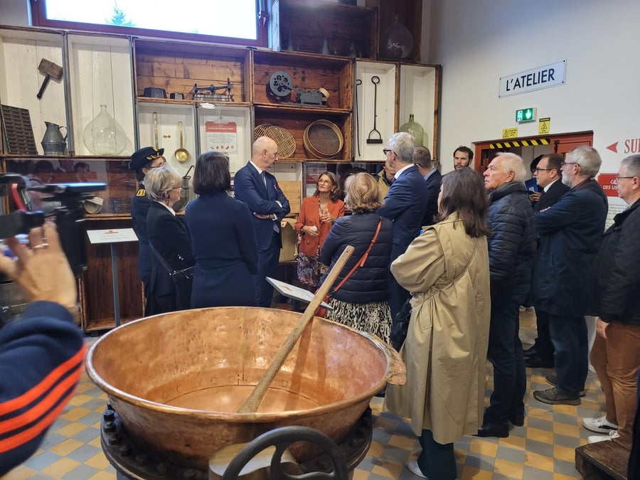 Roland Lescure et Catherine Petitjean visite l’usine de production de pain d’épices : Mulot & Petitjean, à Dijon.