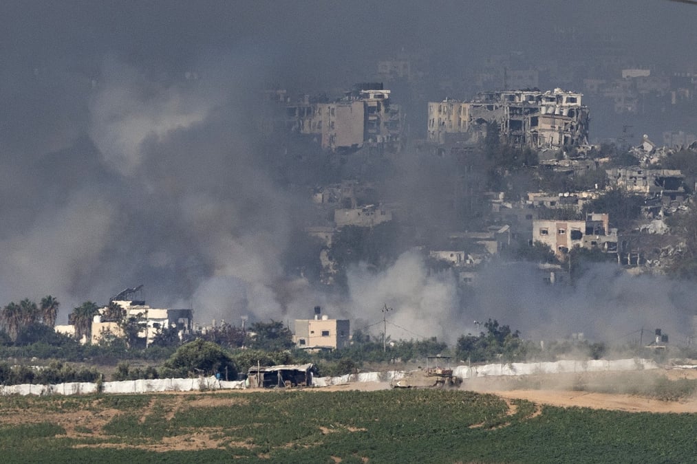 Photo des chars israeliens qui font des manoeuvres a l’interieur de la bande de gaza, vus d’israel