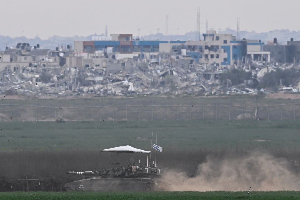 Manoeuvres de chars israeliens le long de la frontiere centrale de la bande de gaza