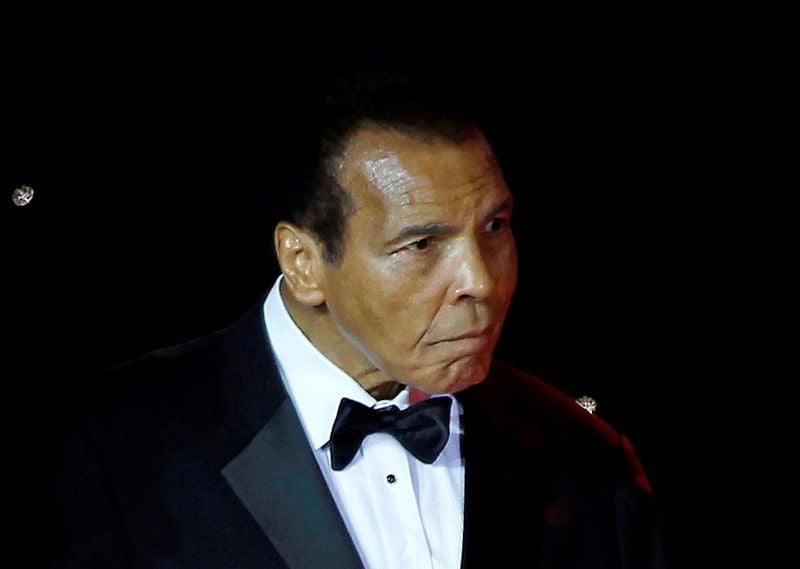 L'ancien boxeur mohamed ali hospitalise pour une pneumonie
