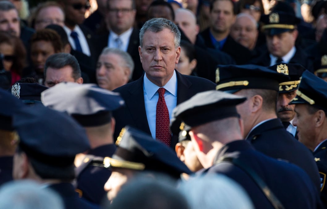 Le maire de new york une nouvelle fois confronte a la defiance de policiers
