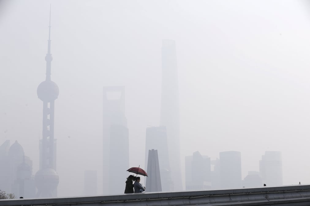 Shanghai enveloppe dans un brouillard de pollution