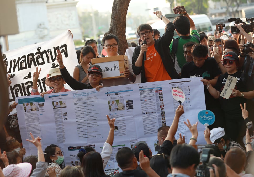 Manifestation aux abords du monument de la democratie a bangkok