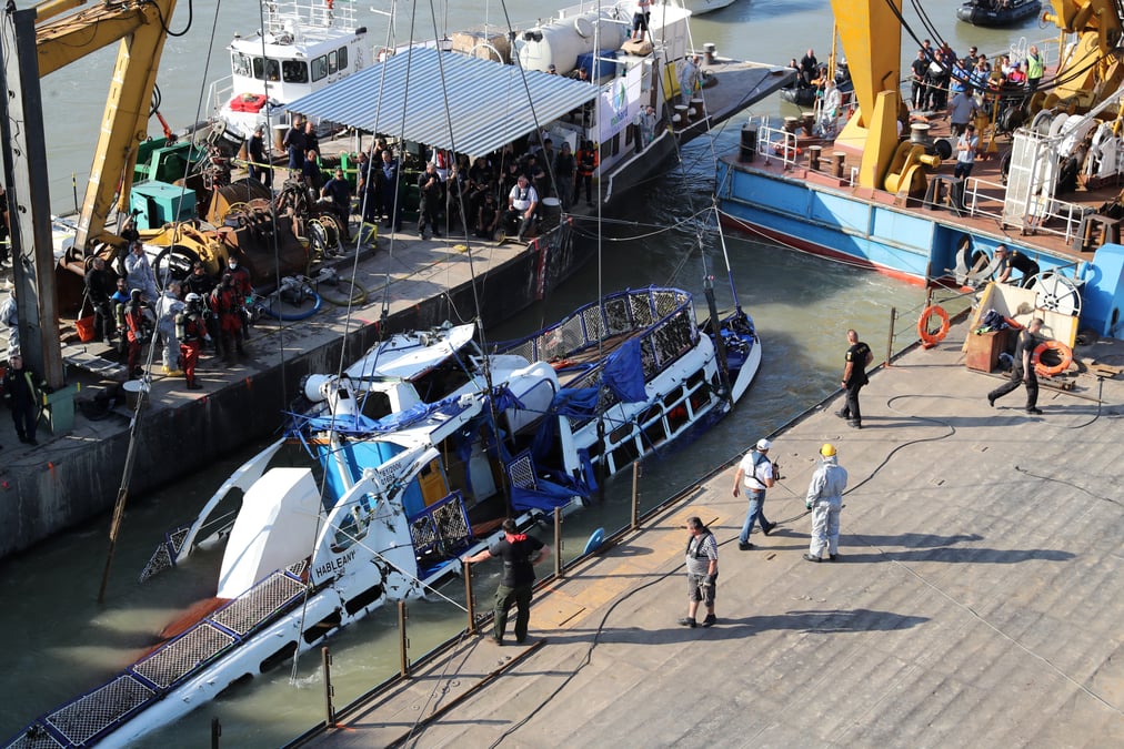 Naufrage sur le danube: l'epave du bateau sortie de l'eau