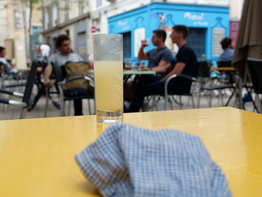 Restaurateurs et cafetiers manifestent a marseille contre l'ordre de fermeture
