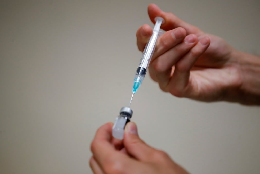 France: plus de la moitie de la population a recu deux doses de vaccin anti-covid