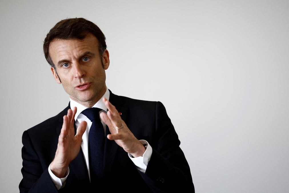Emmanuel macron lors d'une visite au ollege jean lartaut a jarnac