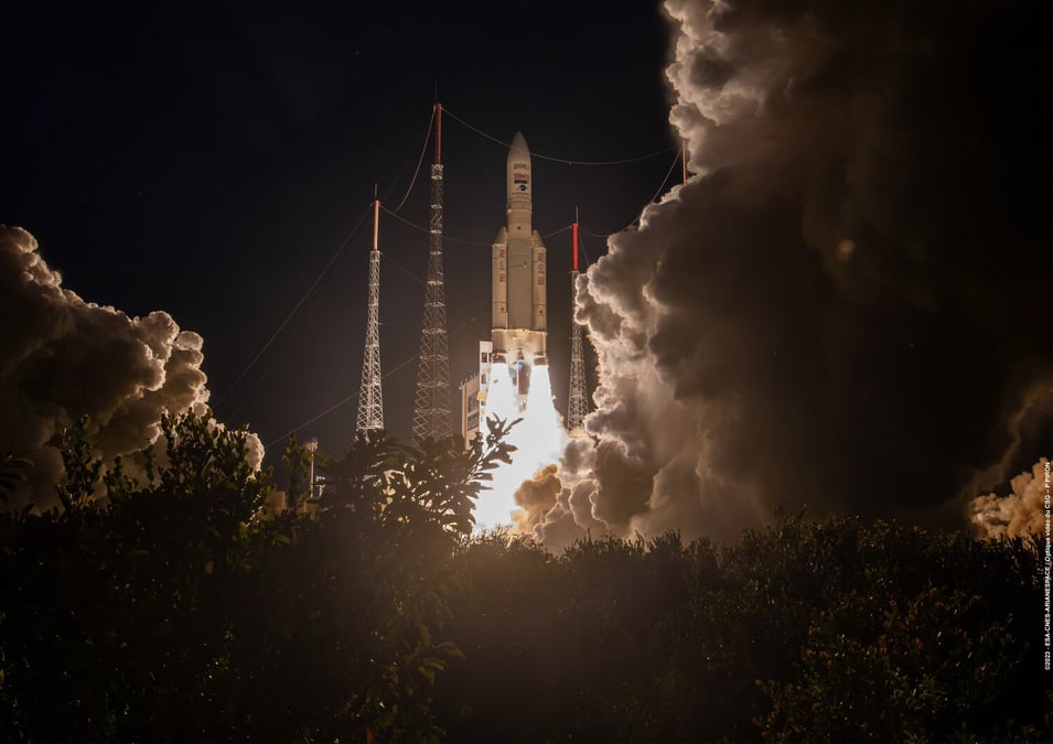 Pour sa dernière mission, Ariane 5 a emporté à son bord les satellites Heinrich-Hertz et Syracuse 4B au profit respectivement de l'Agence spatiale allemande (DLR) pour le gouvernement allemand et la Direction générale de l'armement (DGA) pour le ministère des Armées (photo : vol VA256)