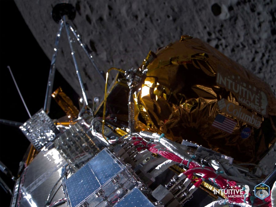 Le vaisseau spatial odysseus d'intuitive machines passe au-dessus de la face cachee de la lune