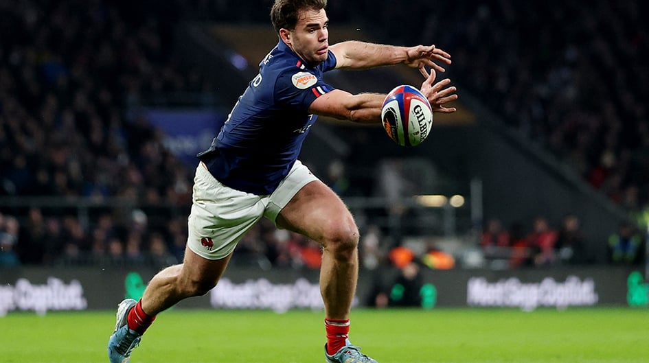 Damian Penaud laisse échapper le ballon, à l’image d’un XV de France trop maladroit pour espérer l’emporter.