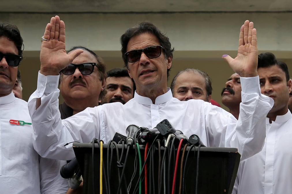 Quatre chaines de tele donnent imran khan en tete au pakistan