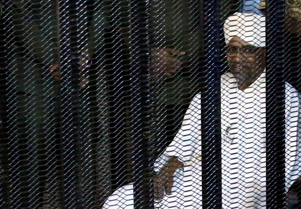 L'ex-president soudanais omar el bechir juge pour corruption a khartoum