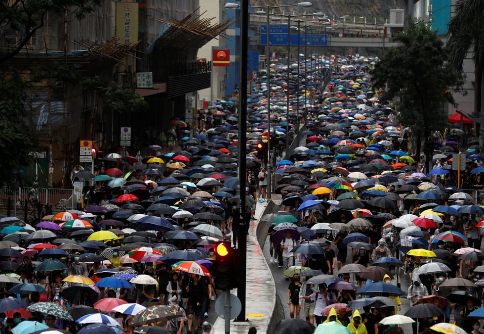 Ocean de parapluies a hong kong pour une nouvelle journee d'action